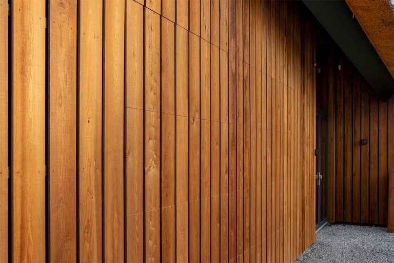 Elektrische houten garagedeur