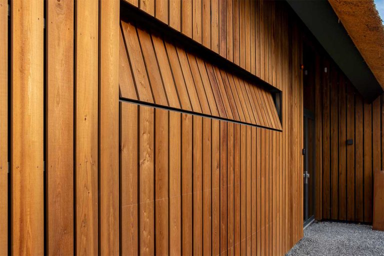 Donkere houten garagedeur