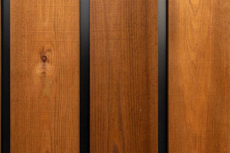 houten garagedeur gelijk met de gevel