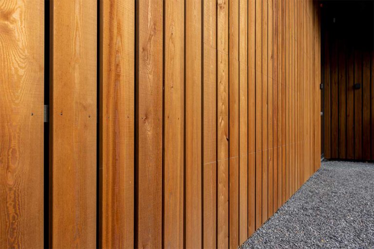 Donkere houten garagedeur