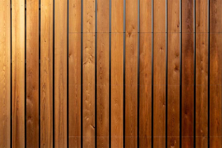 houten garagedeur gelijk met de gevel