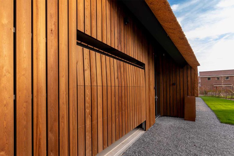 Donkere houten garagedeur