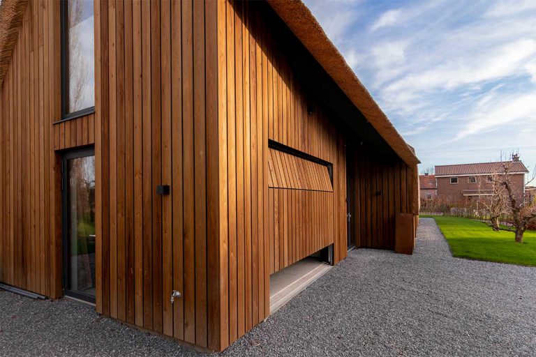 houten garagedeur gelijk met de gevel