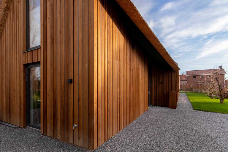 houten garagedeur gelijk met de gevel