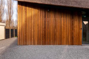 houten garagedeur gelijk met de gevel