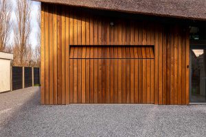 houten garagedeur gelijk met de gevel