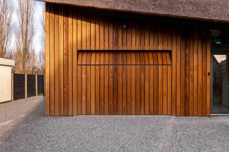 houten garagedeur gelijk met de gevel