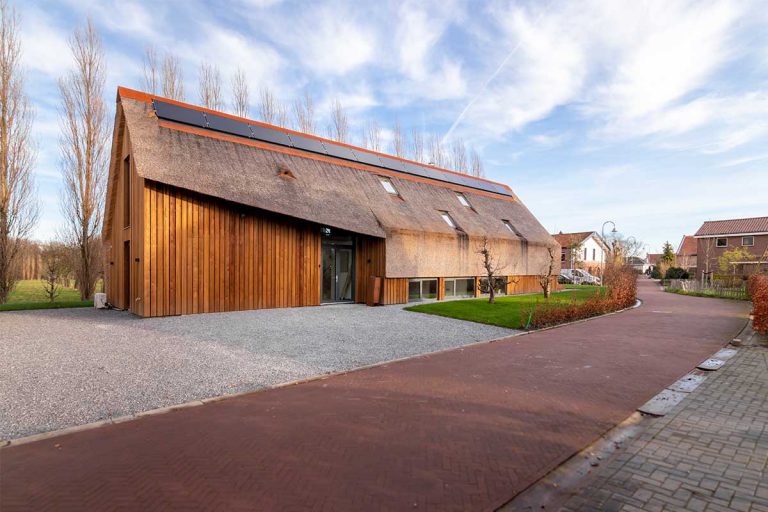 houten garagedeur gelijk met de gevel