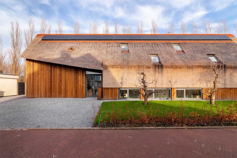 houten garagedeur gelijk met de gevel