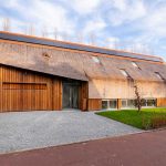 houten garagedeur gelijk met de gevel