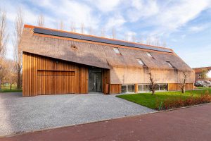 houten garagedeur gelijk met de gevel