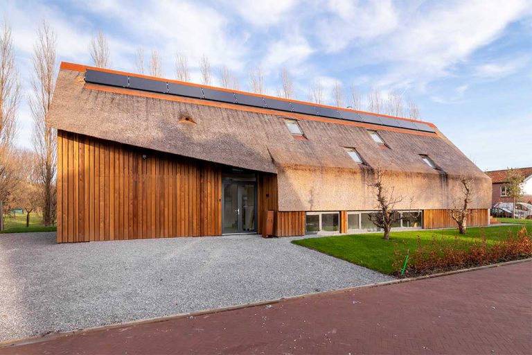 houten garagedeur gelijk met de gevel