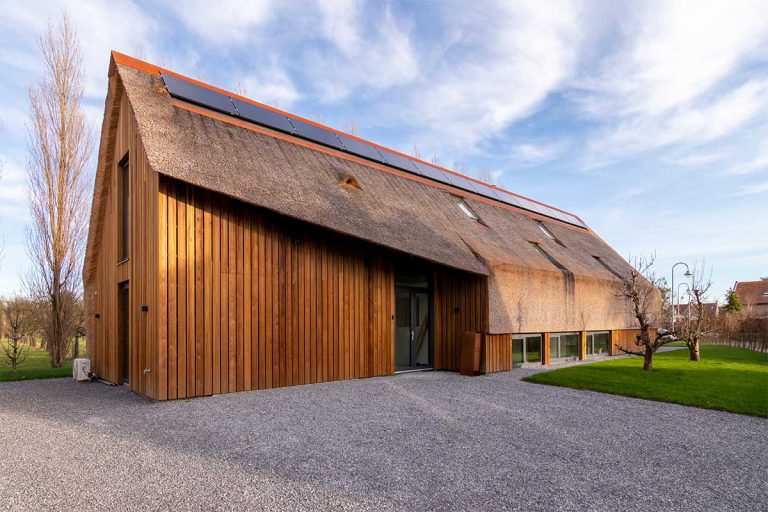 houten garagedeur gelijk met de gevel