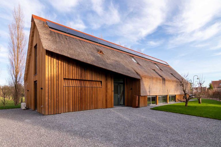 houten garagedeur gelijk met de gevel