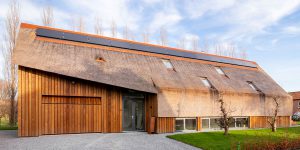 Houten garagedeur onzichtbaar verwerkt in de gevel