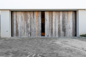 dubbele houten zijwaartse garagedeur
