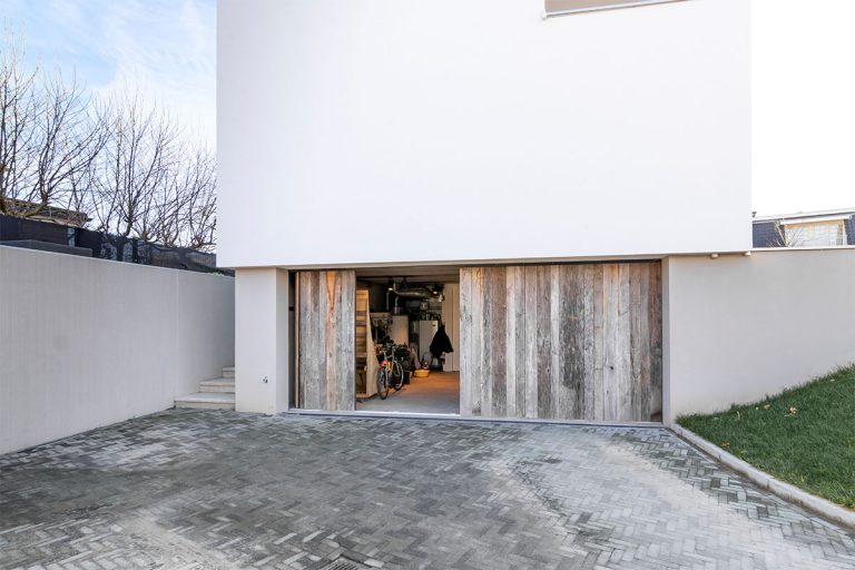 dubbele houten zijwaartse garagedeur