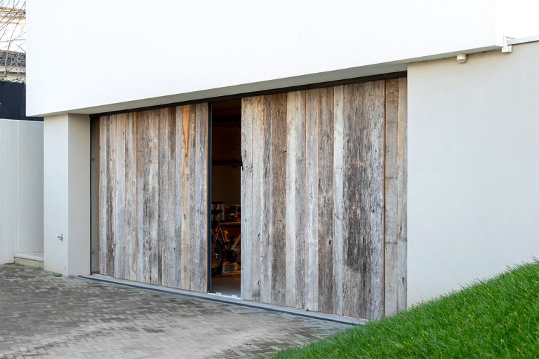 Houten garagedeur moderne villa