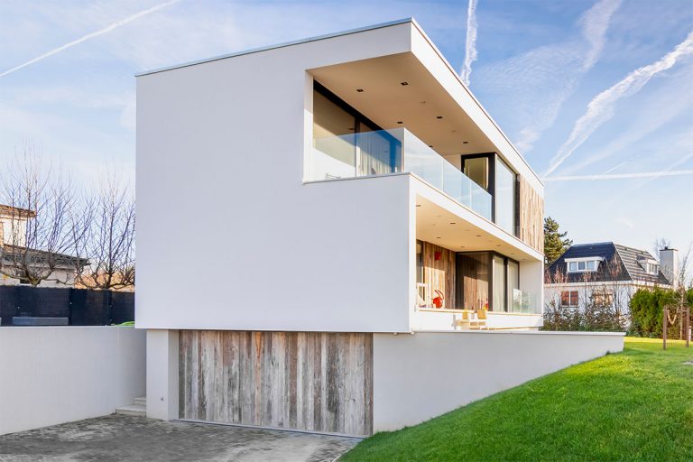 Houten garagedeur moderne villa