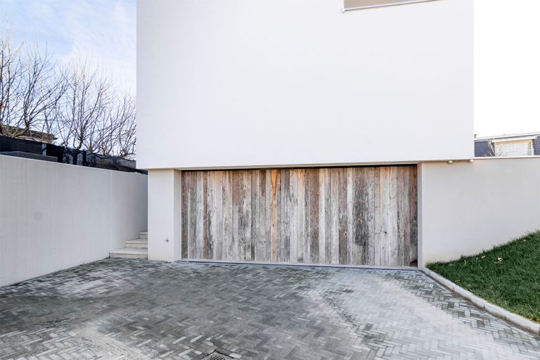 Houten garagedeur moderne villa