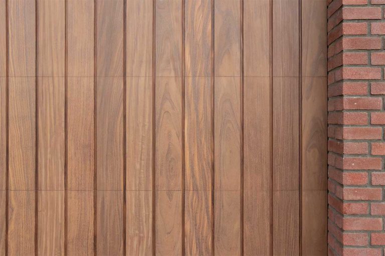 houten verticale garagedeur afrormosia