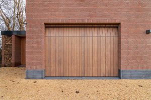 houten verticale garagedeur afrormosia (2)