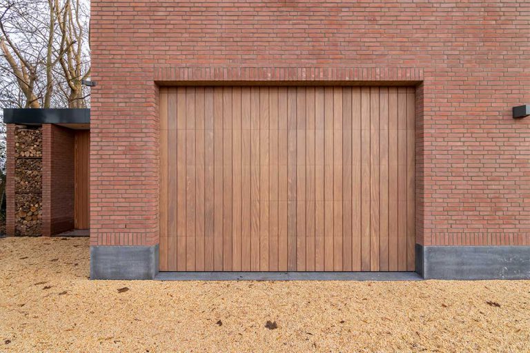houten verticale garagedeur afrormosia