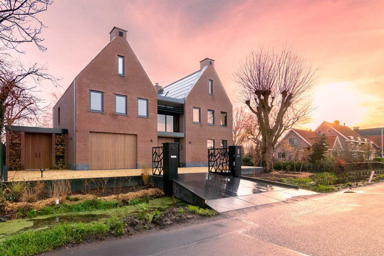 houten verticale garagedeur afrormosia