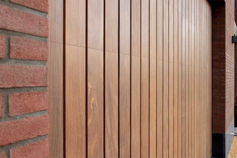 houten verticale garagedeur afrormosia