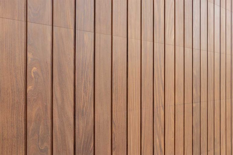 houten verticale garagedeur afrormosia