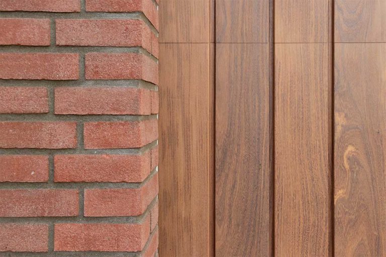 houten verticale garagedeur afrormosia