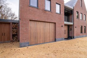 verticale houten garagedeur