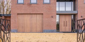 Garagedeur en voordeur afrormosia hout