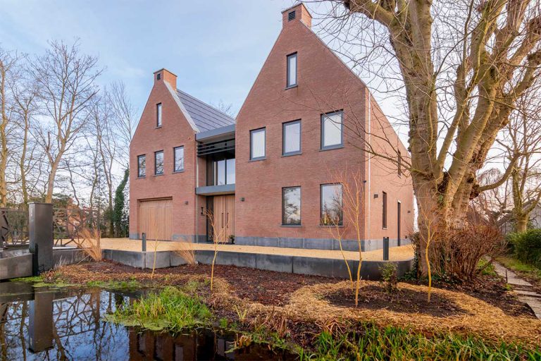 villa voorzien van houten deuren