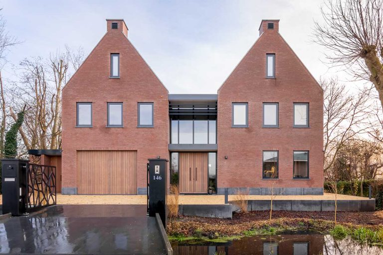 villa voorzien van houten deuren