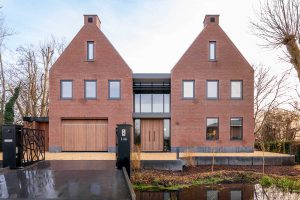 villa voorzien van houten deuren