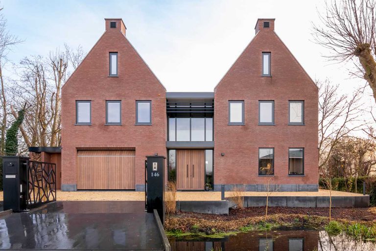 villa voorzien van houten deuren