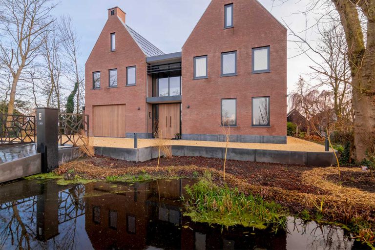 villa voorzien van houten deuren