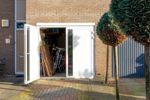 Openslaande garagedeur wit