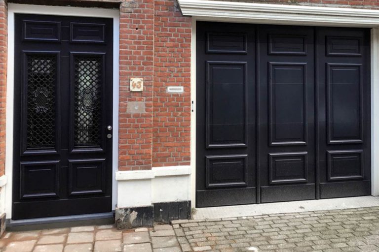 Garagedeur en voordeur monumentaal pand