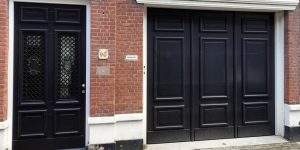 Garagedeur en voordeur monumentaal pand