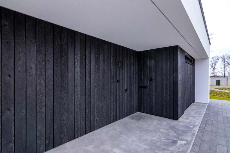 shou-sugi-ban garagedeur en voordeur