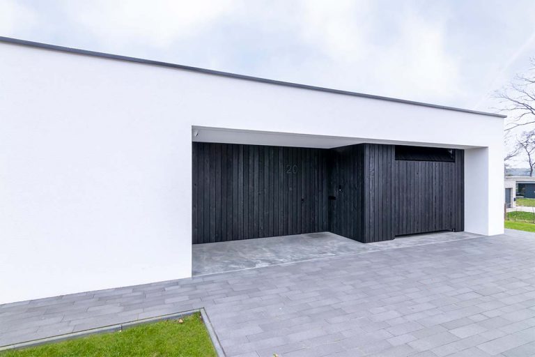 shou-sugi-ban voordeur en garagedeur