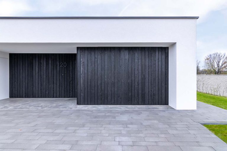 shou-sugi-ban garagedeur en voordeur