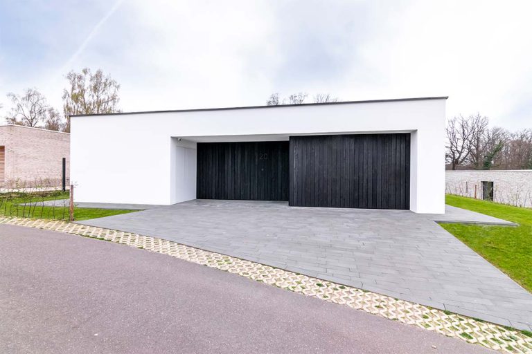 shou-sugi-ban garagedeur en voordeur