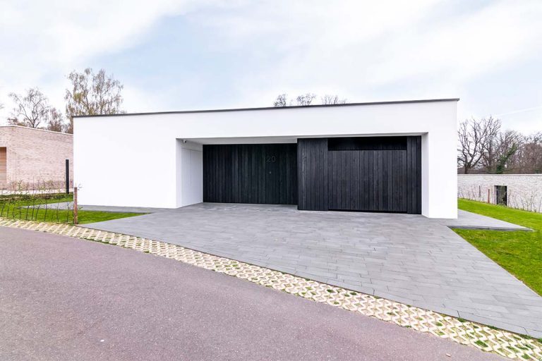 shou-sugi-ban garagedeur en voordeur