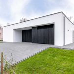 shou-sugi-ban garagedeur en voordeur