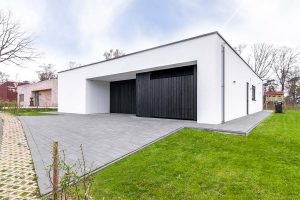 shou-sugi-ban garagedeur en voordeur