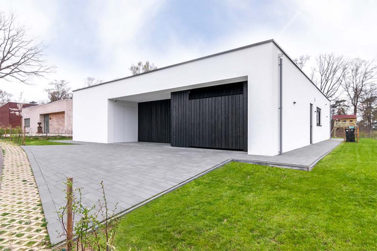 shou-sugi-ban garagedeur en voordeur