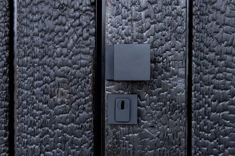 shou-sugi-ban garagedeur